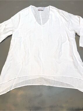 La Fixsun Relaxed White V-Neck Linen Blouse